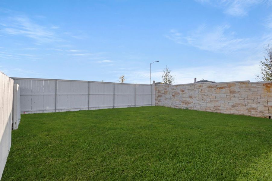Exterior details and patio area of a home in Harvest Ridge, Elgin (Image 4).
