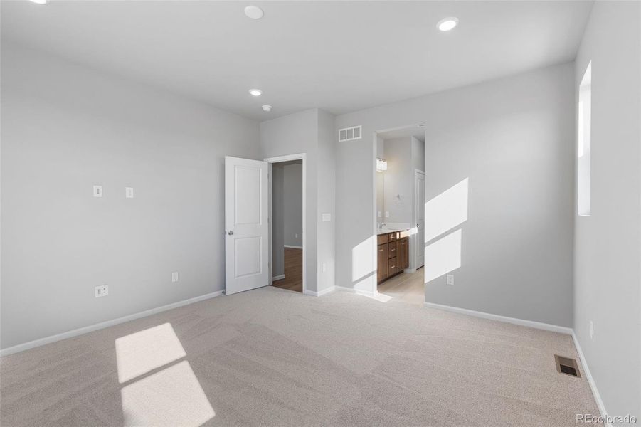 Spacious, unfurnished interior of a new home in Talon Pointe, Thornton (Image 16).