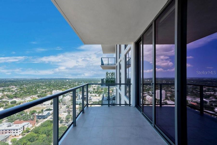 Condo located in St. Petersburg, FL showcasing its design and architecture (Image 33).