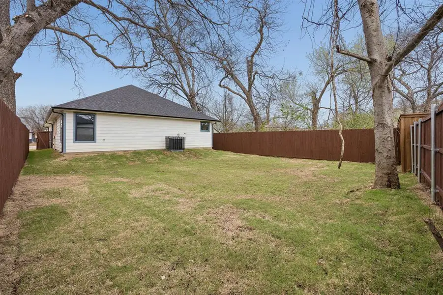 Exterior details and patio area of a home in , Dallas (Image 3).