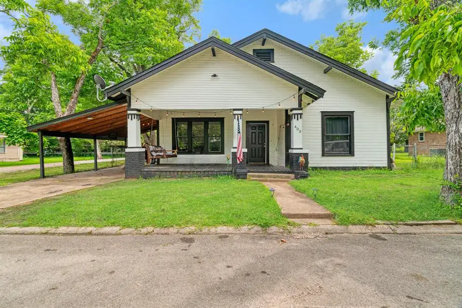 Exterior details and patio area of a home in , Deport (Image 14).