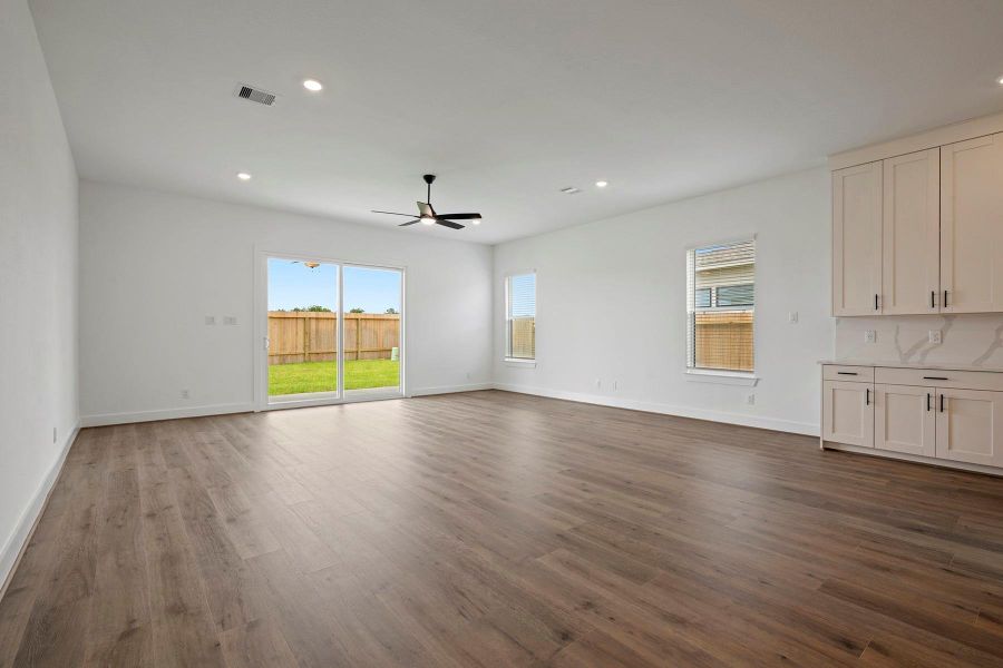 Spacious, unfurnished interior of a new home in Hallimore Ranch, Rosenberg (Image 15).