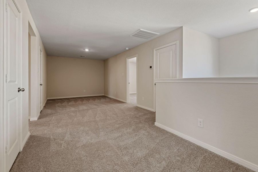 Spacious, unfurnished interior of a new home in Sweetwater Ridge, Conroe (Image 9).