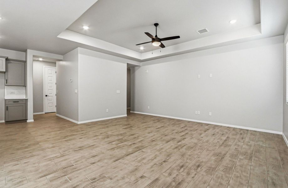 Spacious, unfurnished interior of a new home in Hillside Park, El Paso (Image 15).