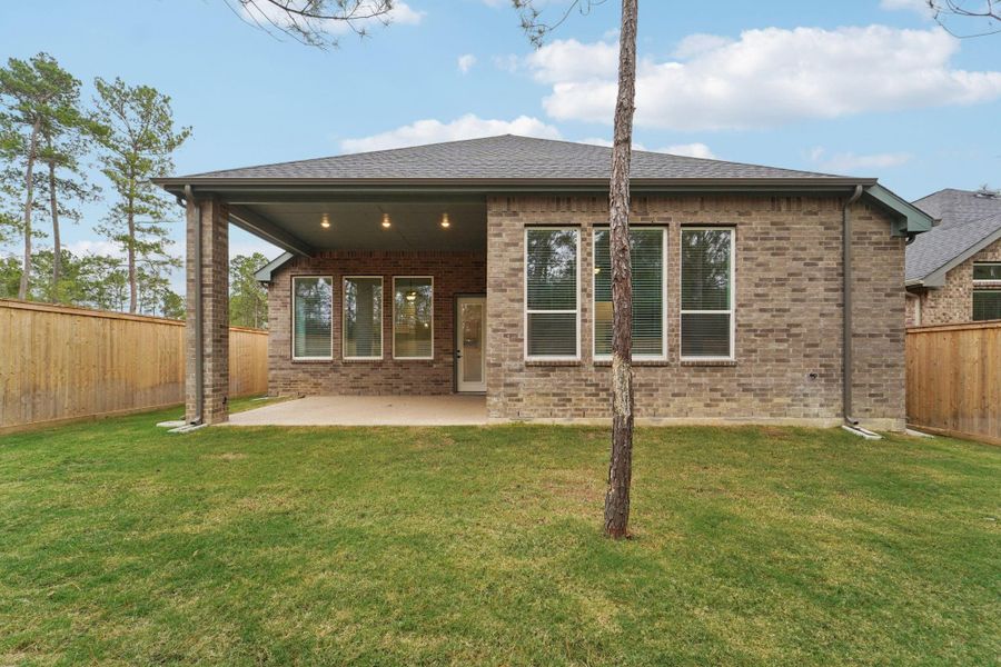 Exterior details and patio area of a home in Kresston, Montgomery (Image 25).
