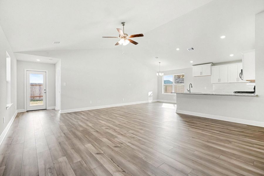 Spacious, unfurnished interior of a new home in Bayou Maison, Dickinson (Image 10).