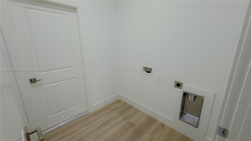 Spacious, unfurnished interior of a new home in , Fort Myers (Image 18).