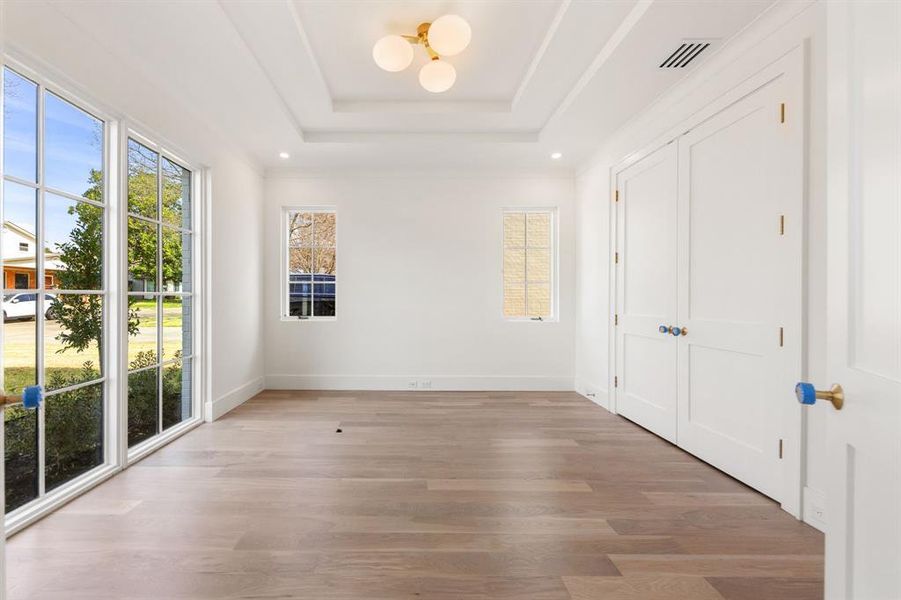 Spacious, unfurnished interior of a new home in , Dallas (Image 9).