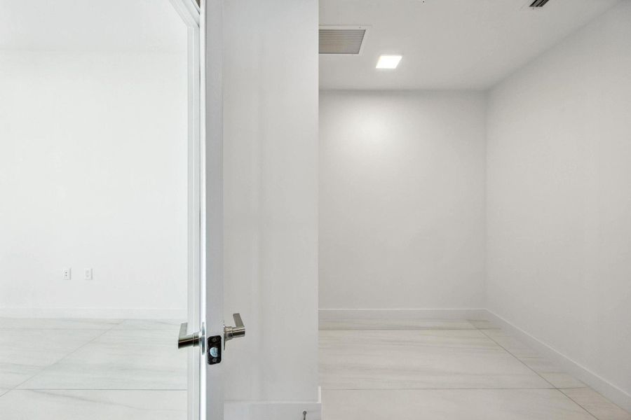 Spacious, unfurnished interior of a new home in Casamar, Pompano Beach (Image 25).