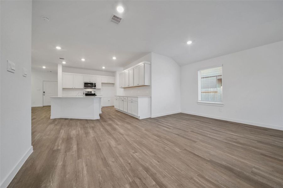Spacious, unfurnished interior of a new home in Silverthorne, Conroe (Image 19).