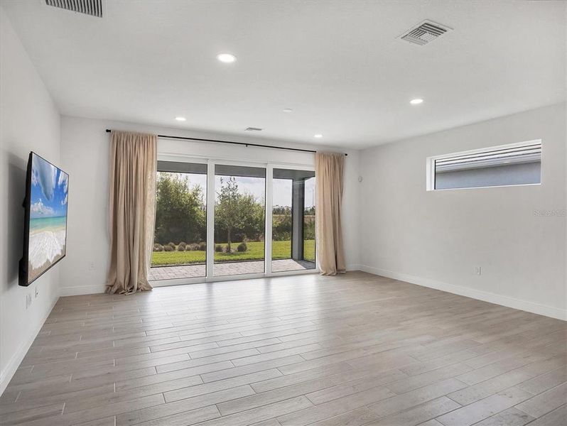 Spacious, unfurnished interior of a new home in , Sarasota (Image 17).
