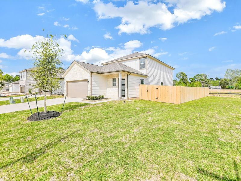 Exterior details and patio area of a home in Caney Creek Place, Conroe (Image 28).