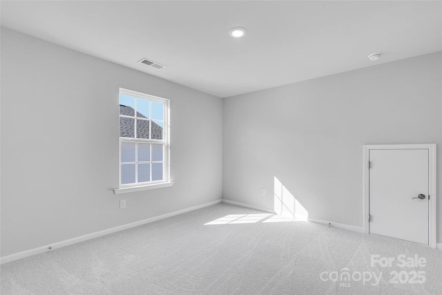 Spacious, unfurnished interior of a new home in Redhawk: Walk, Belmont (Image 18).