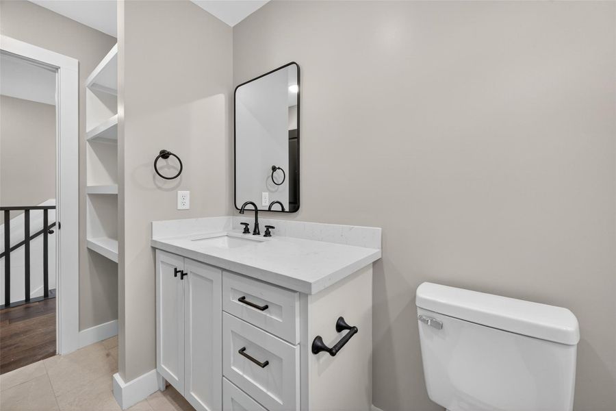 Full bath (2nd floor)