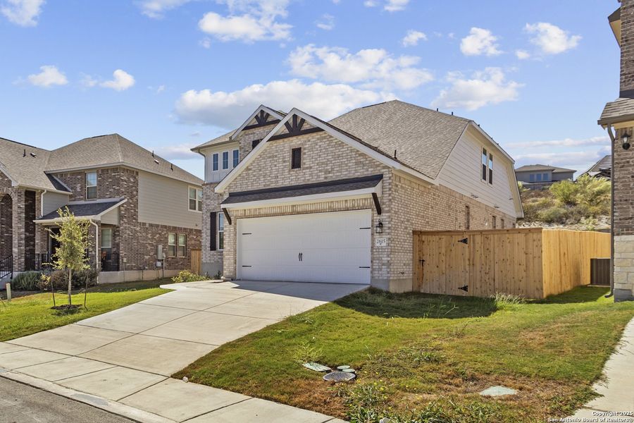 Exterior details and patio area of a home in Ladera 50', San Antonio (Image 4).