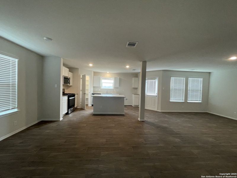 Spacious, unfurnished interior of a new home in Whisper Falls, San Antonio (Image 10).
