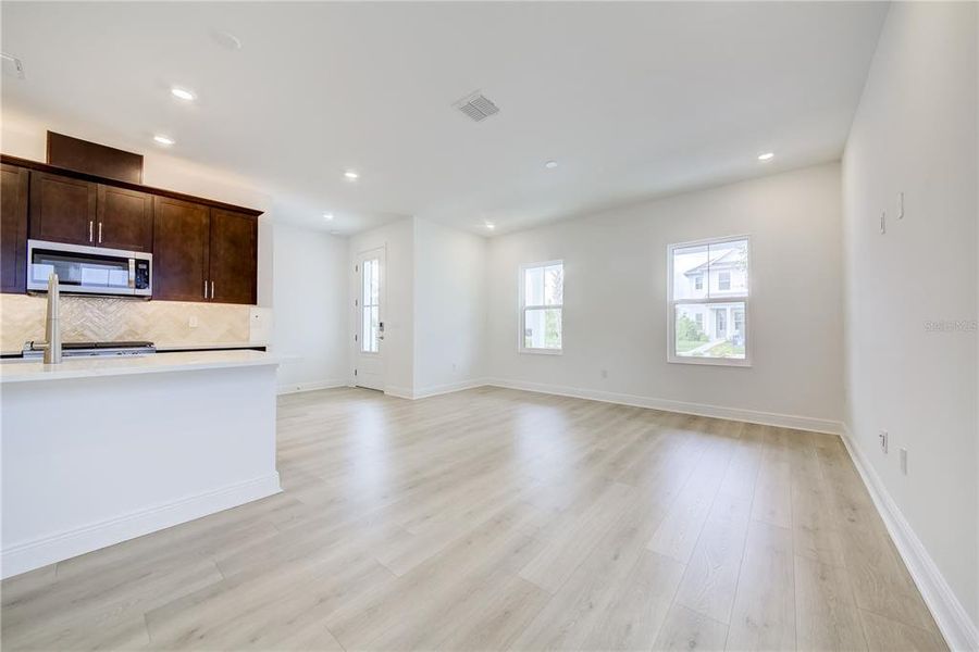 Spacious, unfurnished interior of a new home in Bungalow Walk at Lakewood Ranch, Sarasota (Image 21).