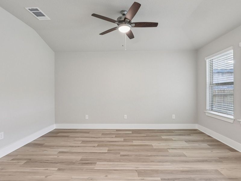 Spacious, unfurnished interior of a new home in Remington Ranch, San Antonio (Image 20).