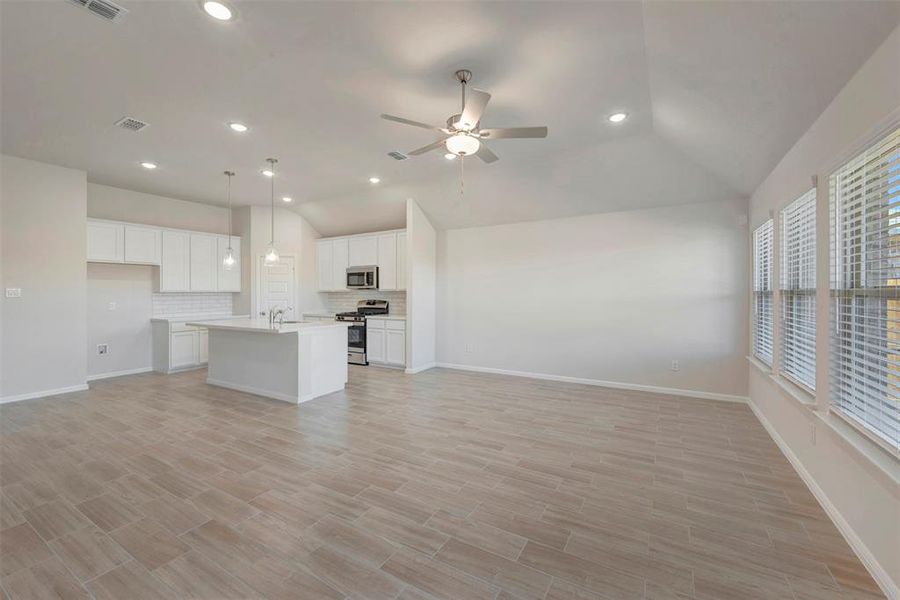 Spacious, unfurnished interior of a new home in Verandah, Royse City (Image 31).