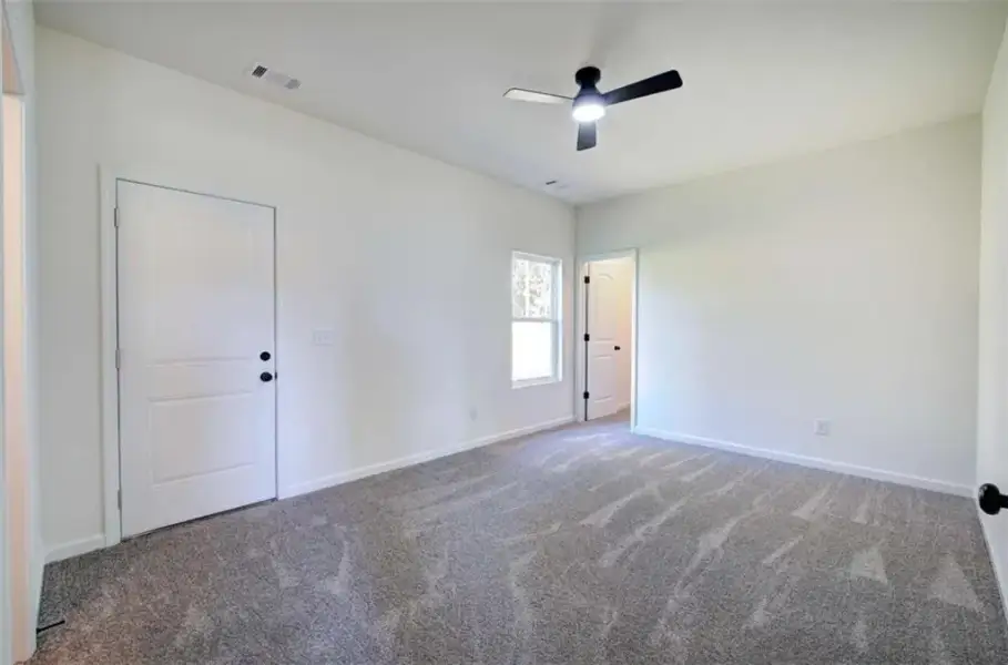 Spacious, unfurnished interior of a new home in , Dallas (Image 12).