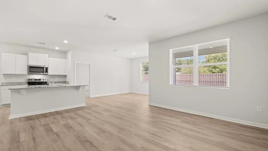 Spacious, unfurnished interior of a new home in Oakleigh Glen, Dallas (Image 10).