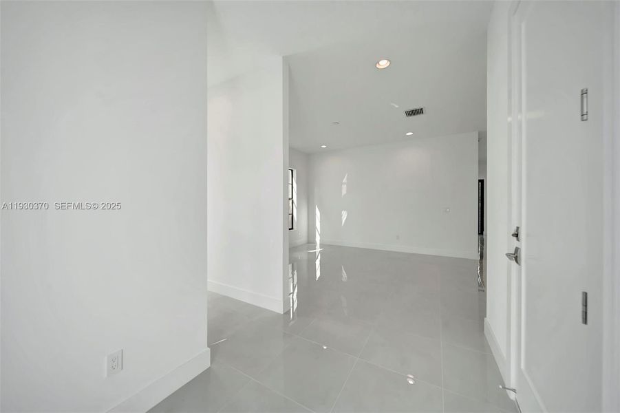 Spacious, unfurnished interior of a new home in Marina Landings, Fort Lauderdale (Image 44).