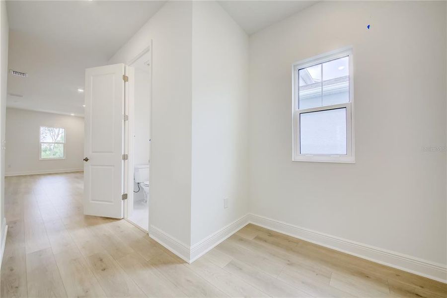 Spacious, unfurnished interior of a new home in Bungalow Walk at Lakewood Ranch, Sarasota (Image 19).