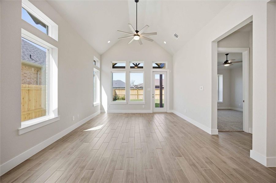 Spacious, unfurnished interior of a new home in Sienna, Missouri City (Image 13).