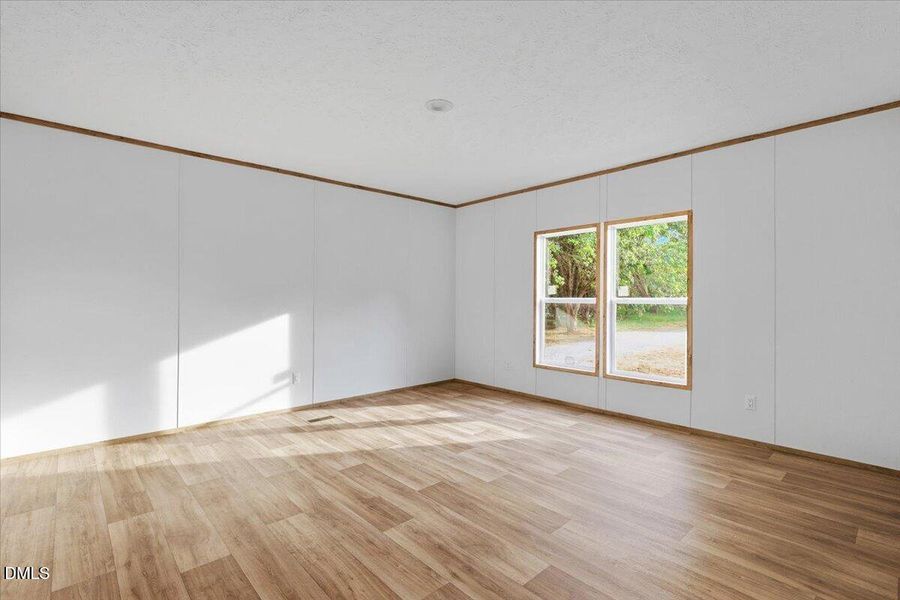15-5737 Lloyd Rd-15