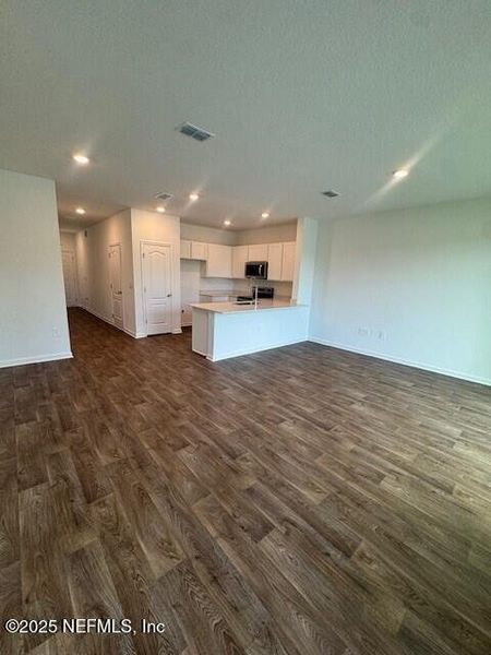 Spacious, unfurnished interior of a new home in The Landing, Middleburg (Image 43).