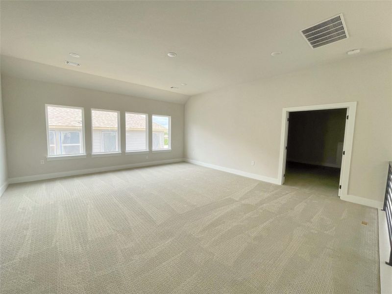 A spacious, naturally illuminated room featuring abundant windows and soft carpeting, ready for personalization. A spacious, naturally illuminated room featuring abundant windows and soft carpeting, ready for personalization.