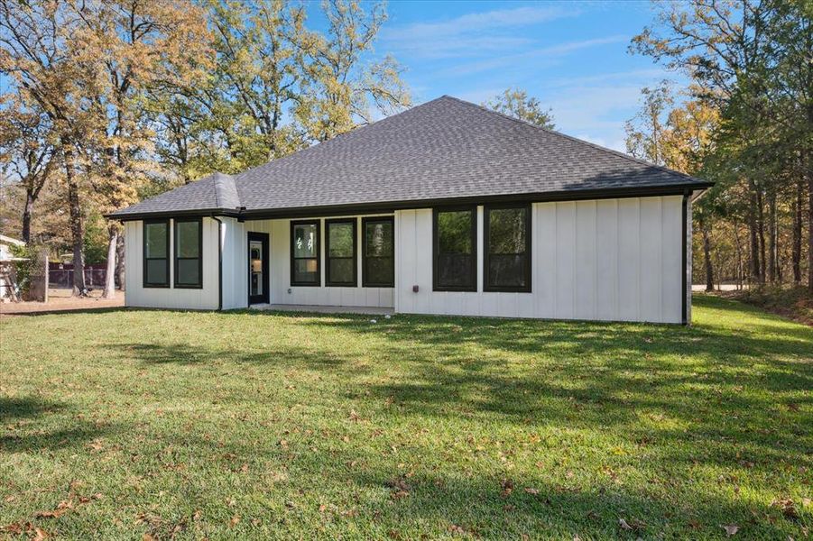 Exterior details and patio area of a home in , Trinidad (Image 20).