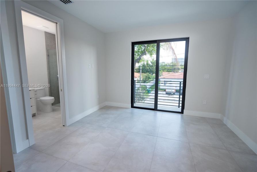 Spacious, unfurnished interior of a new home in , Miami (Image 24).