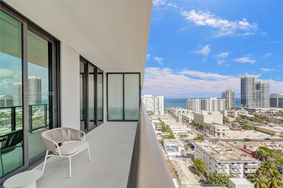 Condo located in Miami Beach, FL showcasing its design and architecture (Image 3).