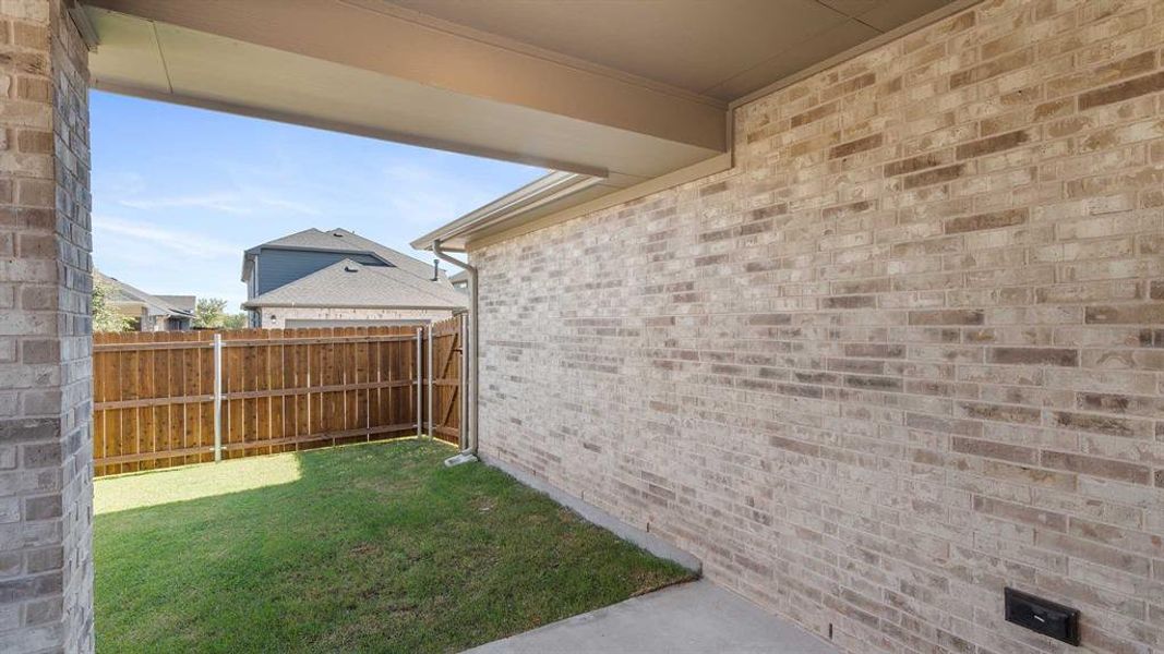Exterior details and patio area of a home in Avondale 40', Rockwall (Image 1).