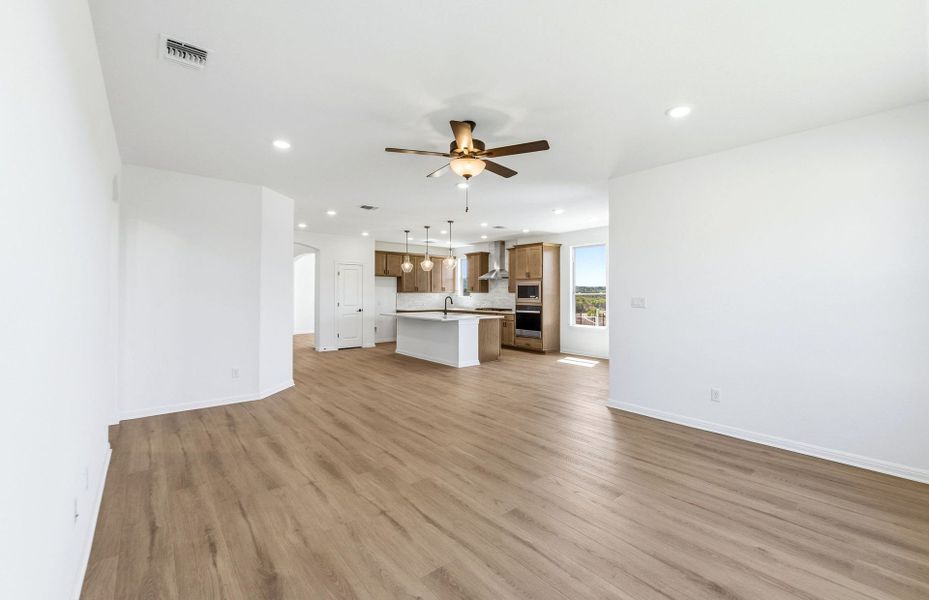 Spacious, unfurnished interior of a new home in Crescent Bluff, Georgetown (Image 17).