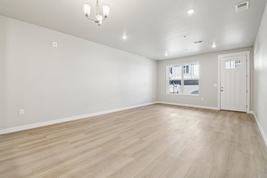 Spacious, unfurnished interior of a new home in Highlands at Fox Hill, Longmont (Image 10).