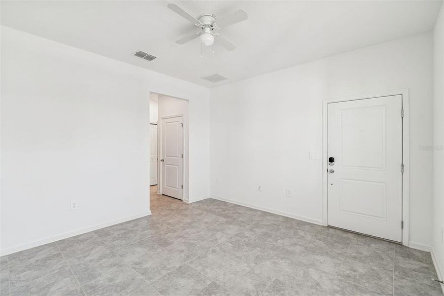 Spacious, unfurnished interior of a new home in Ranches at Lake McLeod, Eagle Lake (Image 36).