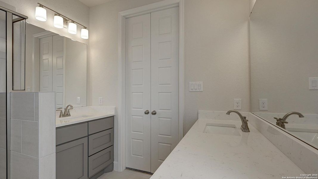 Furnished interior view inside a new home in Ladera 50', San Antonio (Image 15).