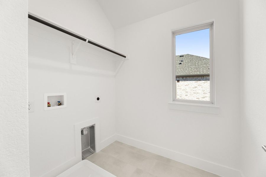 Spacious, unfurnished interior of a new home in Union Park, Little Elm (Image 13).