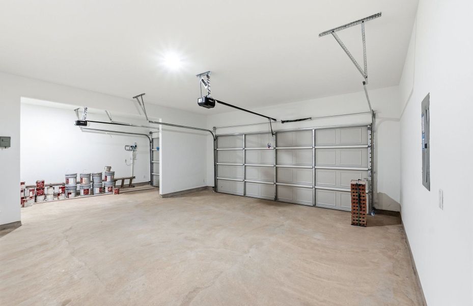 Spacious, unfurnished interior of a new home in Crescent Bluff, Georgetown (Image 40).