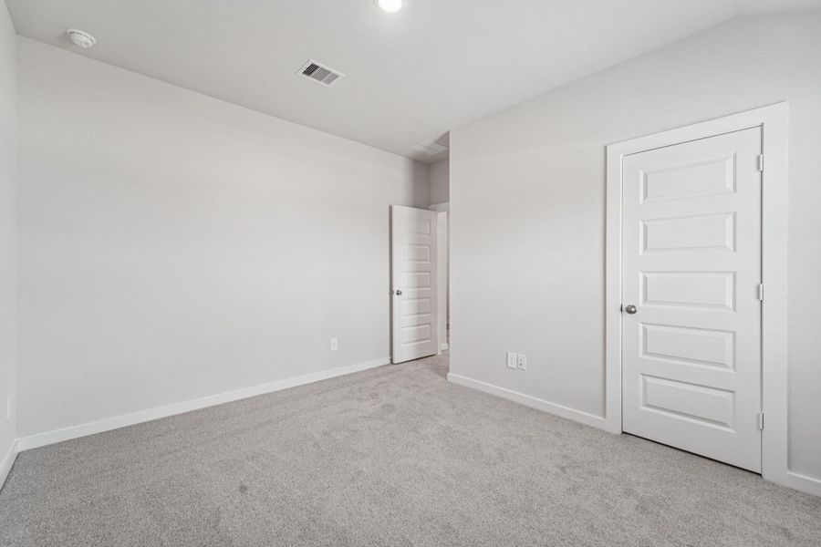 Spacious, unfurnished interior of a new home in Stewart's Ranch, Conroe (Image 24).