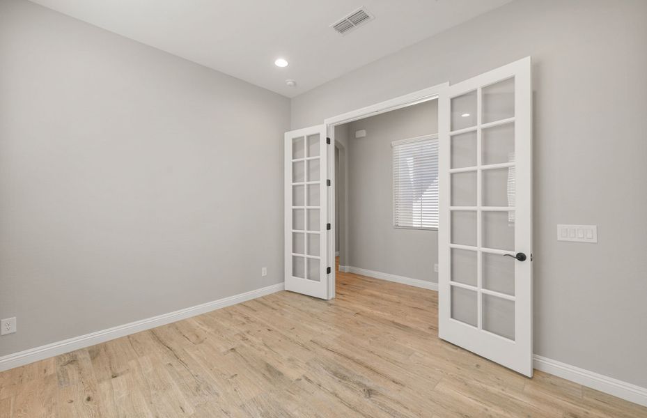 Spacious, unfurnished interior of a new home in Sun City Anthem at Merrill Ranch, Florence (Image 19).
