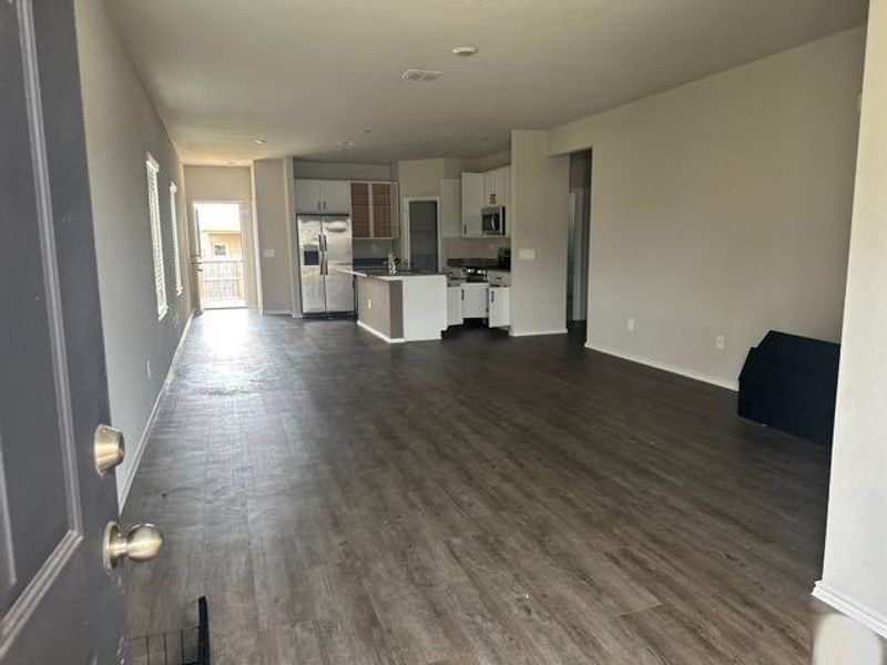 Spacious, unfurnished interior of a new home in Spring Valley, New Braunfels (Image 9).