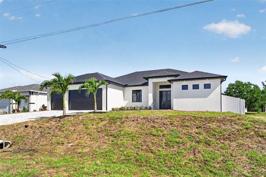Exterior details and patio area of a home in , Cape Coral (Image 33).
