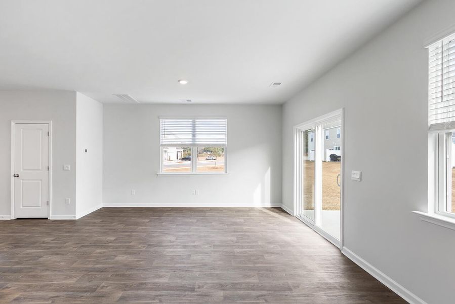 Spacious, unfurnished interior of a new home in Carolina Groves, Moncks Corner (Image 17).