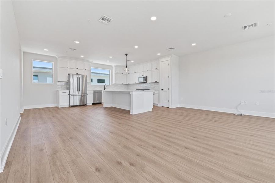 Spacious, unfurnished interior of a new home in , St. Petersburg (Image 15).