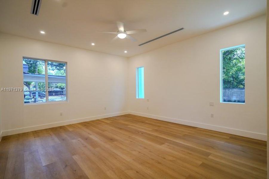 Spacious, unfurnished interior of a new home in , Miami (Image 16).