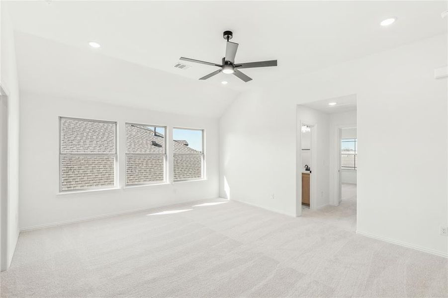 Spacious, unfurnished interior of a new home in Willow Wood, McKinney (Image 32).