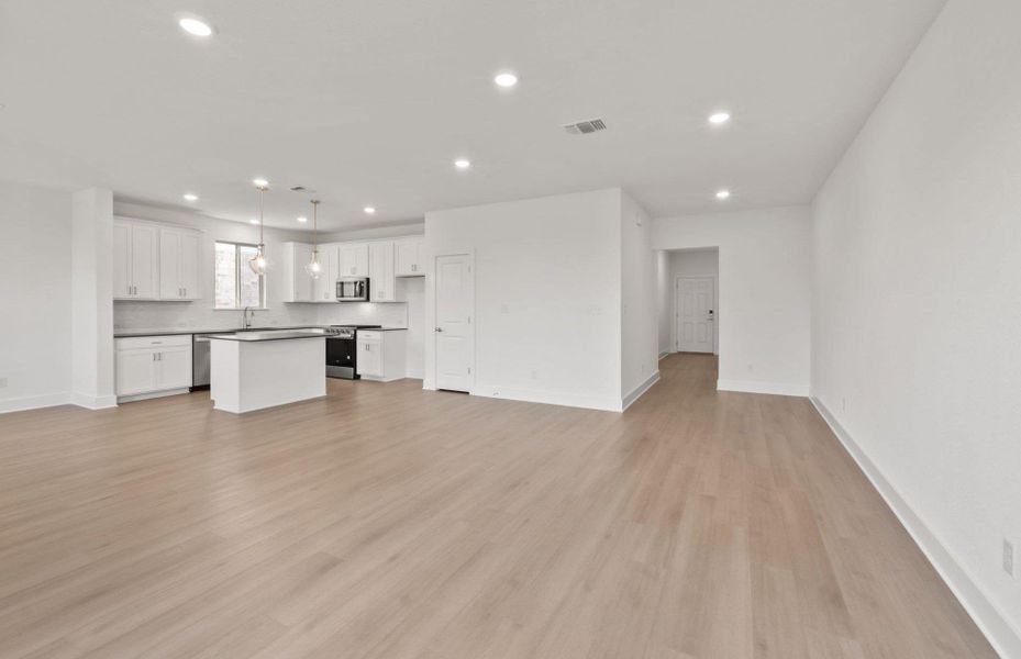 Spacious, unfurnished interior of a new home in Saddleback at Santa Rita Ranch, Liberty Hill (Image 8).